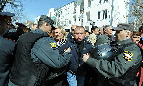 Участники несанкционированной акции протеста против фальсификации результатов выборов мэра Астрахани.