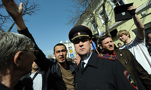 Участники несанкционированной акции протеста против фальсификации результатов выборов мэра Астрахани.