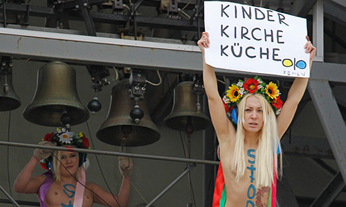 Пятеро активисток женской организации FEMEN провели акцию протеста против лишения женщин права на аборт, забравшись на колокольню Софийского собора в центре Киева.