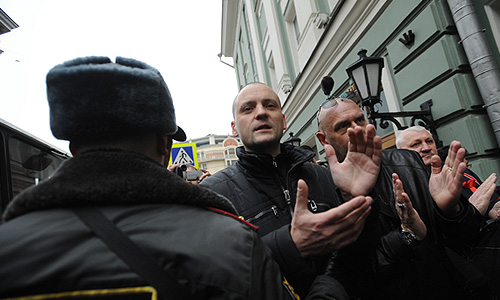 Ряд участников уличной акции "Белая Госдума", в том числе, оппозиционер Сергей Удальцов, задержаны возле здания парламента в Москве. "Мы едва успели подойти к зданию Госдумы, шли по тротуару вдоль Колонного зала, как налетела полиция и стала задерживать практически всех подряд", - сказал Удальцов в среду "Интерфаксу".