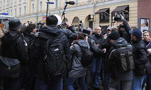 Ряд участников уличной акции "Белая Госдума", в том числе, оппозиционер Сергей Удальцов, задержаны возле здания парламента в Москве. "Мы едва успели подойти к зданию Госдумы, шли по тротуару вдоль Колонного зала, как налетела полиция и стала задерживать практически всех подряд", - сказал Удальцов в среду "Интерфаксу".