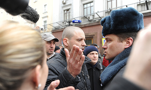 Ряд участников уличной акции "Белая Госдума", в том числе, оппозиционер Сергей Удальцов, задержаны возле здания парламента в Москве. "Мы едва успели подойти к зданию Госдумы, шли по тротуару вдоль Колонного зала, как налетела полиция и стала задерживать практически всех подряд", - сказал Удальцов в среду "Интерфаксу".