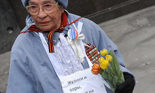 Участница акции "Белая Госдума" у здания Государственной думы РФ.