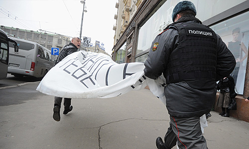 Задержание участника акции "Белая Госдума" у здания Государственной думы РФ.