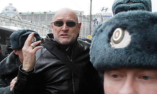 Ряд участников уличной акции "Белая Госдума", в том числе, оппозиционер Сергей Удальцов, задержаны возле здания парламента в Москве. "Мы едва успели подойти к зданию Госдумы, шли по тротуару вдоль Колонного зала, как налетела полиция и стала задерживать практически всех подряд", - сказал Удальцов в среду "Интерфаксу".