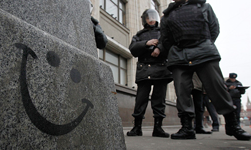 Ряд участников уличной акции "Белая Госдума", в том числе, оппозиционер Сергей Удальцов, задержаны возле здания парламента в Москве. "Мы едва успели подойти к зданию Госдумы, шли по тротуару вдоль Колонного зала, как налетела полиция и стала задерживать практически всех подряд", - сказал Удальцов в среду "Интерфаксу".