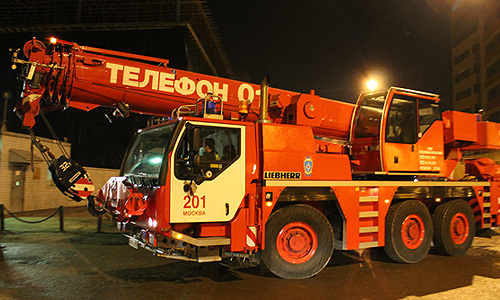 Как сообщили "Интерфаксу" в пресс-службе ГУ МЧС России по Москве, в 01:45 вторника поступило сообщение об обрушении строящегося пяти-шестиэтажного здания по адресу Проектируемый проезд, 4062. "Проводятся аварийно спасательные работы", - добавил представитель ведомства. Площадь обрушения, по оценкам МЧС, составляет около 500 кв. метров.