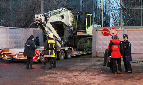 В результате обрушения погиб один человек, личность и возраст которого устанавливаются. Всего в ночной смене на объекте работали 17 человек, 12 извлекли из завалов с травмами различной степени тяжести, один от госпитализации отказался. По предварительным данным, все рабочие являются приезжими из стран Средней Азии. Самому младшему из них 17 лет, самому старшему 36 лет.