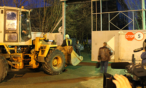 В результате обрушения погиб один человек, личность и возраст которого устанавливаются. Всего в ночной смене на объекте работали 17 человек, 12 извлекли из завалов с травмами различной степени тяжести, один от госпитализации отказался. По предварительным данным, все рабочие являются приезжими из стран Средней Азии. Самому младшему из них 17 лет, самому старшему 36 лет.