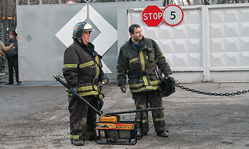 "В общей сложности из под завалов извлечены 12 строителей, один из них погиб, один отказался от госпитализации, 10 госпитализированы. Проведена разведка обрушившихся конструкций, пострадавших больше не обнаружено", - сообщил журналистам замначальника ГУ МЧС РФ по Москве Илья Денисов.