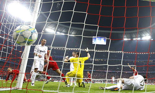 Хозяева были активны в течение всего матча, хотя в начале встречи преимущество было на стороне "Реала". Затем мюнхенцам удалось удачно реализовать стандарт и выйти вперед (Рибери, 17').