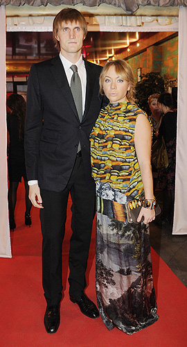 Баскетболист Андрей Кириленко и его супруга Мария Лопатова перед началом церемонии вручения премии "Самые стильные в России 2012" по версии журнала "Hello!" в "Известия-Hall".