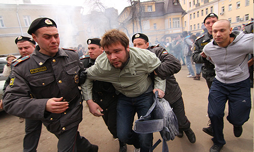 Задержание участников несанкционированной акции "Судебный фестиваль" возле здания Таганского суда, где решался вопрос о продлении ареста участницам феминистской панк-группы "Pussy Riot".