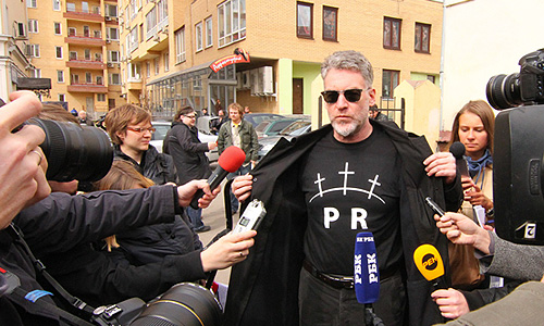 Музыкальный критик Артемий Троицкий у Таганского районного суда перед началом рассмотрения дела участниц группы "Pussy Riot", устроивших акцию в Храме Христа Спасителя.