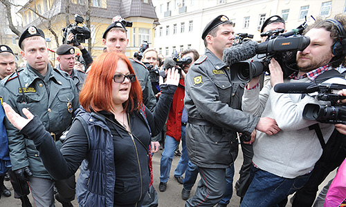 Участница несанкционированной акции возле здания Таганского суда, где решался вопрос о продлении ареста участницам феминистской панк-группы "Pussy Riot".