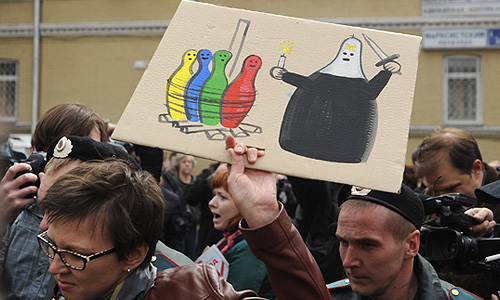 Во время несанкционированной акции "Судебный фестиваль" возле здания Таганского суда, где решался вопрос о продлении ареста участницам феминистской панк-группы "Pussy Riot".
