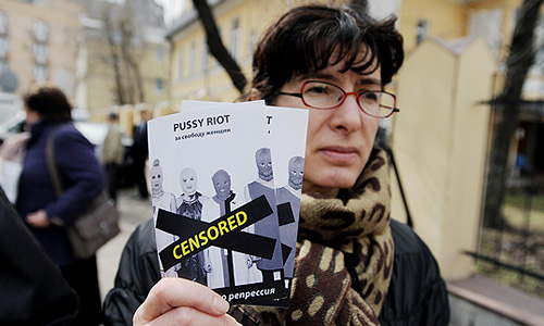 Следователи хотят защитить девушек из панк-группы Pussy Riot, устроивших скандальную акцию в Храме Христа спасителя, от преступных посягательств, поэтому просят Таганский суд Москвы оставить их под стражей. "Фигурантки могут стать объектом преступных посягательств",- процитировал в суде материалы дела адвокат одной из девушек Марк Фейгин.