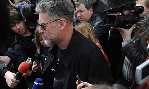 Музыкальный критик Артемий Троицкий у Таганского районного суда перед началом рассмотрения дела участниц группы "Pussy Riot", устроивших акцию в Храме Христа Спасителя.