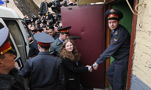 Участница феминистской панк-группы Pussy Riot Мария Алехина, обвиняемая в хулиганстве в храме Христа Спасителя, у входа в Таганский районный суд.