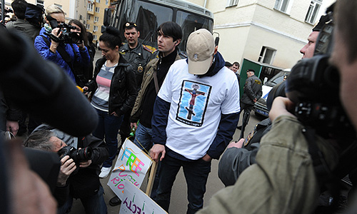 Участники несанкционированной акции возле здания Таганского суда, где решался вопрос о продлении ареста участницам феминистской панк-группы "Pussy Riot".