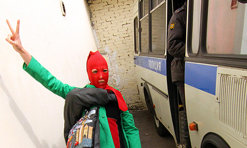 Задержание участницы несанкционированной акции "Судебный фестиваль" возле здания Таганского суда, где решался вопрос о продлении ареста участницам феминистской панк-группы "Pussy Riot".