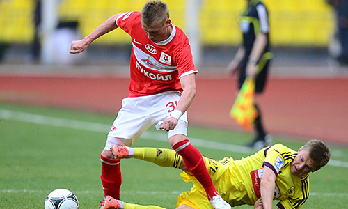 Игроки "Анжи" Олег Шатов и "Спартака" Евгений Макеев (справа налево) в матче чемпионата России по футболу: "Спартак" (Москва) – "Анжи" (Махачкала).