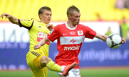 Игроки "Анжи" Олег Шатов и "Спартака" Евгений Макеев (слева направо) в матче чемпионата России по футболу: "Спартак" (Москва) – "Анжи" (Махачкала).