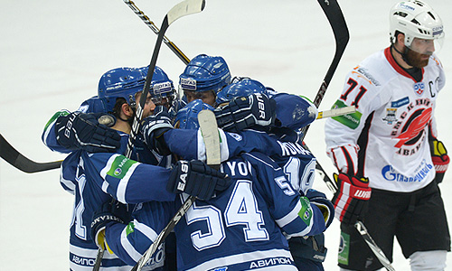 Игроки "Динамо" Доминик Граняк, Денис Мосалев, Денис Кокарев и "Авангарда" Алексей Калюжный (слева направо) после забитого гола в финальном матче Кубка Гагарина: "Динамо" (Москва) - "Авангард" (Омск).