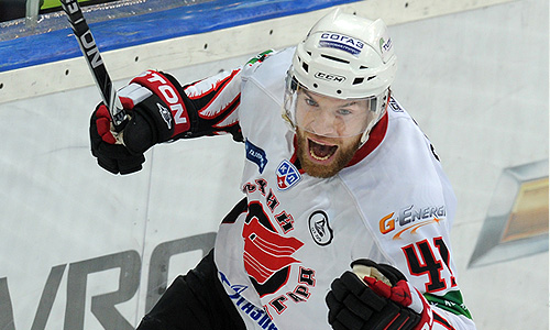 Игрок "Авангарда" Дмитрий Семин после забитого гола в финальном матче Кубка Гагарина: "Динамо" (Москва) - "Авангард" (Омск).