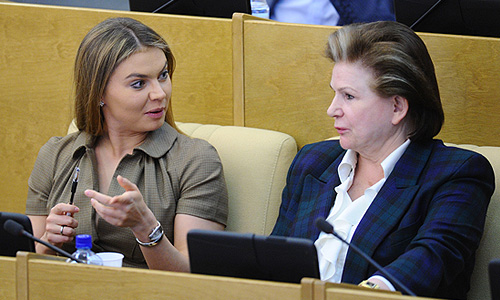 Член комитета ГД РФ по физической культуре, спорту и делам молодежи Алина Кабаева и заместитель председателя комитета ГД РФ по международным делам Валентина Терешкова на пленарном заседании Государственной думы РФ.