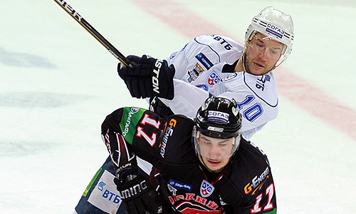 Игроки "Авангарда" Владимир Первушин (на первом плане) и "Динамо" Константин Волков (на втором плане) в финальном матче Кубка Гагарина: "Авангард" (Омск) – "Динамо" (Москва).