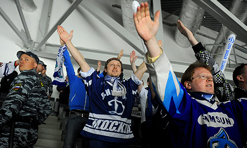 Московское "Динамо" обыграло в гостях омский "Авангард" в седьмом матче финальной серии Континентальной хоккейной Лиги и выиграло Кубок Гагарина.