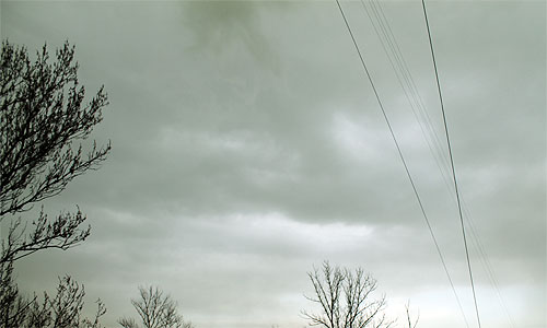 Корреспондент "Интерфакса" находившийся в Доме туриста недалеко от метро "Юго-Западная" на Ленинском проспекте сообщил, что в некоторых окнах разбиты стекла. По мнению очевидца, буря передвигается из области в направлении центра.