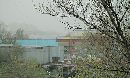 Корреспондент "Интерфакса" находившийся в Доме туриста недалеко от метро "Юго-Западная" на Ленинском проспекте сообщил, что в некоторых окнах разбиты стекла. По мнению очевидца, буря передвигается из области в направлении центра.