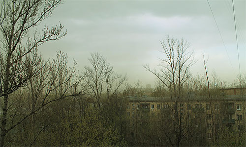 Корреспондент "Интерфакса" находившийся в Доме туриста недалеко от метро "Юго-Западная" на Ленинском проспекте сообщил, что в некоторых окнах разбиты стекла. По мнению очевидца, буря передвигается из области в направлении центра.