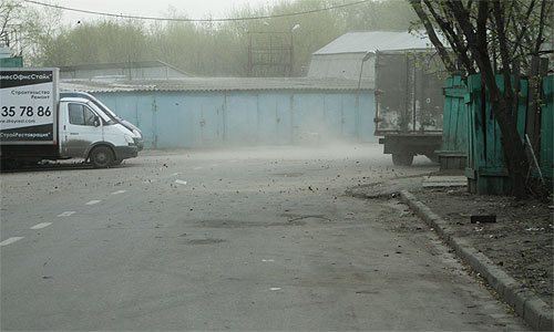 Корреспондент "Интерфакса" находившийся в Доме туриста недалеко от метро "Юго-Западная" на Ленинском проспекте сообщил, что в некоторых окнах разбиты стекла. По мнению очевидца, буря передвигается из области в направлении центра.