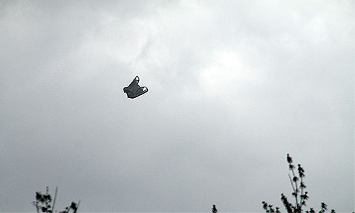 Корреспондент "Интерфакса" находившийся в Доме туриста недалеко от метро "Юго-Западная" на Ленинском проспекте сообщил, что в некоторых окнах разбиты стекла. По мнению очевидца, буря передвигается из области в направлении центра.