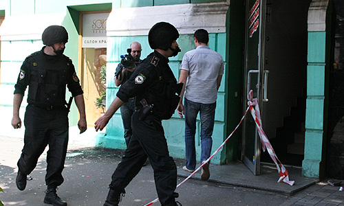 В результате прозвучавших в пятницу взрывов в центре Днепропетровске, по предварительным данным, пострадали 27 человек, сообщили агентству "Интерфакс-Украина" в пресс-службе МинЧС. При этом в ведомстве уточнили, что 25 из этих пострадавших были госпитализированы. Между, как сообщил агентству "Интерфакс-Украина" источник в силовых структурах, 12 человек госпитализированы в состоянии средней тяжести, одному из них уже проводят операцию по ампутации руки.