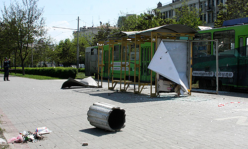 В результате прозвучавших в пятницу взрывов в центре Днепропетровске, по предварительным данным, пострадали 27 человек, сообщили агентству "Интерфакс-Украина" в пресс-службе МинЧС. При этом в ведомстве уточнили, что 25 из этих пострадавших были госпитализированы. Между, как сообщил агентству "Интерфакс-Украина" источник в силовых структурах, 12 человек госпитализированы в состоянии средней тяжести, одному из них уже проводят операцию по ампутации руки.