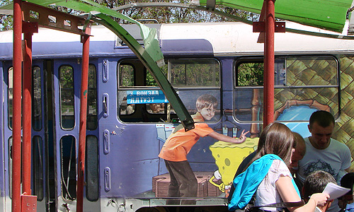 Россияне не пострадали в результате взрывов в украинском Днепропетровске. "В России с озабоченностью восприняли поступившие сообщения о серии взрывов 27 апреля в оживленных местах украинского города Днепропетровска, в результате которых имеются раненые. По предварительным данным российского посольства и генерального консульства, среди пострадавших.