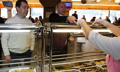 Медведев взял отварной картофель с треской, а Путин - жареную картошку и колбаску из баранины. Оба предпочли нефильтрованное жигулевское пиво