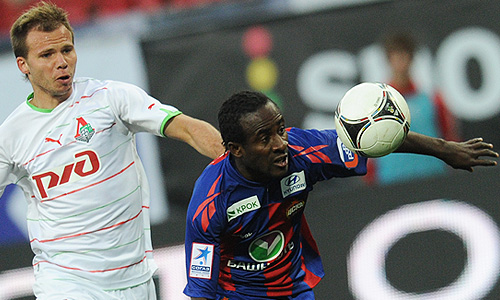 Игрок "Локомотива" Роман Шишкин и армеец Сейду Думбия (слева направо) в матче чемпионата России по футболу: "Локомотив" (Москва) - ЦСКА (Москва) - 0:3.