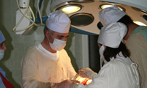 По последним данным, в результате теракта на посту полиции в Махачкале погибли и умерли от ран 13 человек, сообщил "Интерфаксу" источник в Минздраве Дагестана.