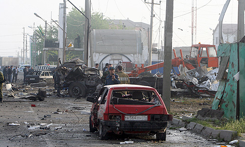 По последним данным, в результате теракта на посту полиции в Махачкале погибли и умерли от ран 13 человек, сообщил "Интерфаксу" источник в Минздраве Дагестана.