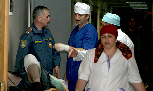 Оказание помощи пострадавшему в результате взрыва, осуществленного смертником у поста полиции на выезде из Махачкалы, в одной из городских больниц.