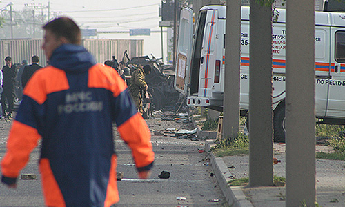 По последним данным, в результате теракта на посту полиции в Махачкале погибли и умерли от ран 13 человек, сообщил "Интерфаксу" источник в Минздраве Дагестана.