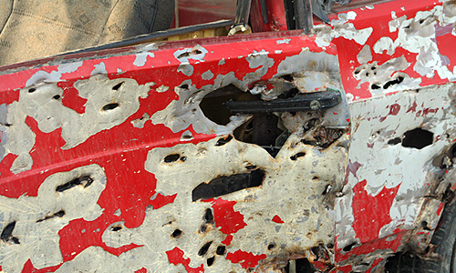 По последним данным, в результате теракта на посту полиции в Махачкале погибли и умерли от ран 13 человек, сообщил "Интерфаксу" источник в Минздраве Дагестана.