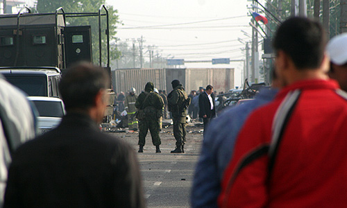 По данным Национального антитеррористического комитета (НАК), мощность сработавших в Махачкале накануне вечером двух взрывных устройств составила 30 и 50 кг в тротиловом эквиваленте. "По данным взрывотехников, у Махачкале в четверг вечером сработали два взрывных устройства мощностью 30 и 50 кг в тротиловом эквиваленте", - заявил "Интерфаксу" официальный представитель НАК Николай Синцов.