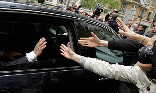 Действующий президент Франции, лидер партии "Союз за народное движение" Николя Саркози отдал свой голос во втором туре президентских выборов на избирательном участке 16-го округа Парижа по месту регистрации его супруги Карлы Бруни-Саркози, которая сопровождала кандидата, сообщили французские СМИ в воскресенье.