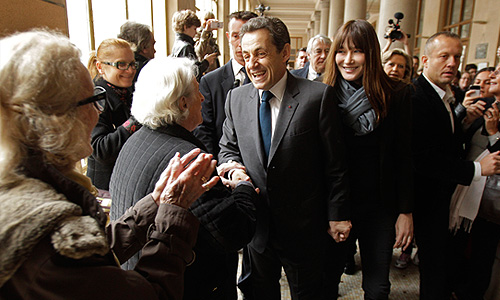 Кандидат от социалистов Франсуа Олланд пока опережает действующего президента Франции Николя Саркози во втором туре выборов, которые проходят в воскресенье, сообщает швейцарская газета "Трибюн де Женев" со ссылкой на собственные данные.